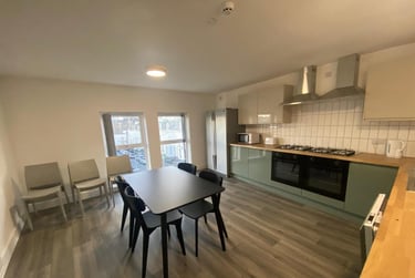 6 bed flat, 10 Lisson Grove, Mutley, Plymouth, PL47DN - Image 2